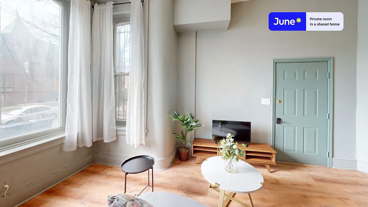 Queen bedroom in 5 bed/2 bath home in Columbia Heights #337 C — Photo 4
