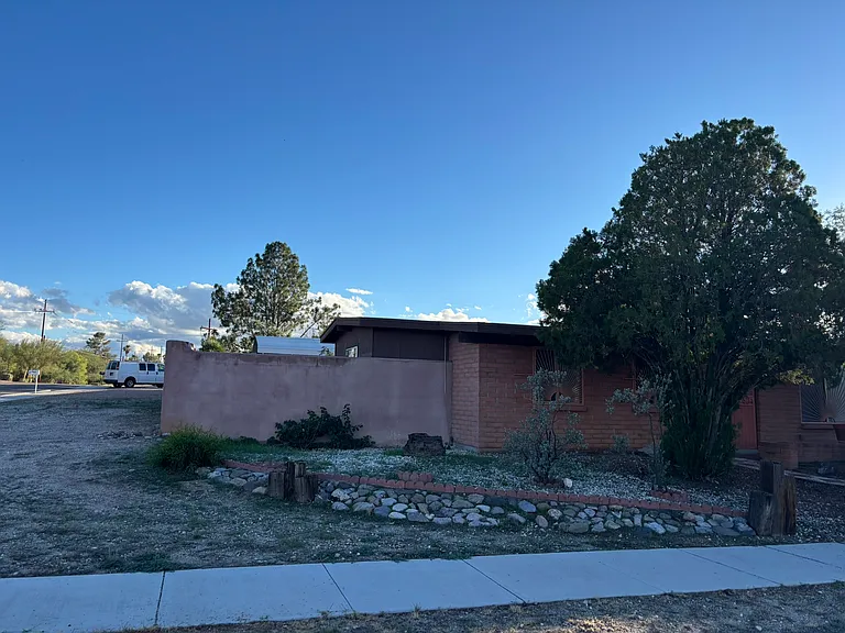 E 2nd Pl — Photo 4