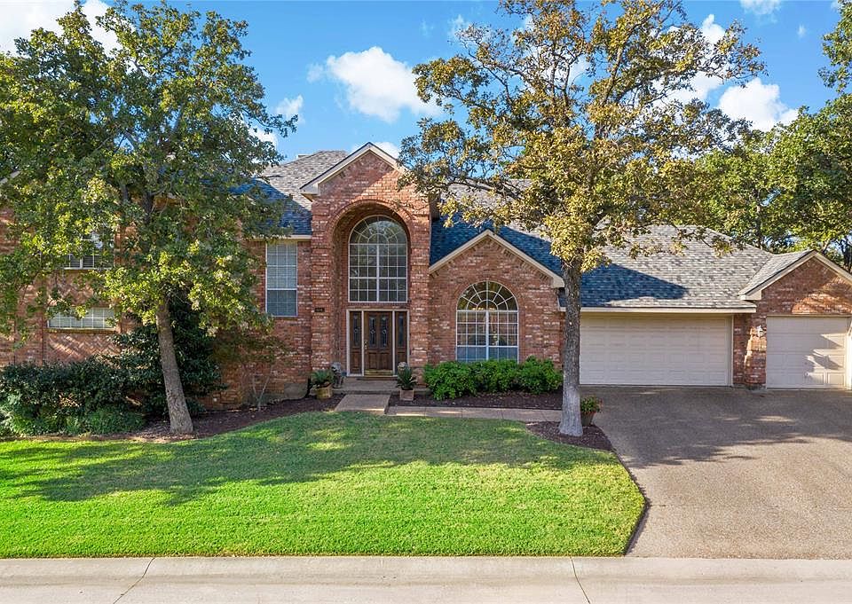 1st image of 608 Hawthorn Cir