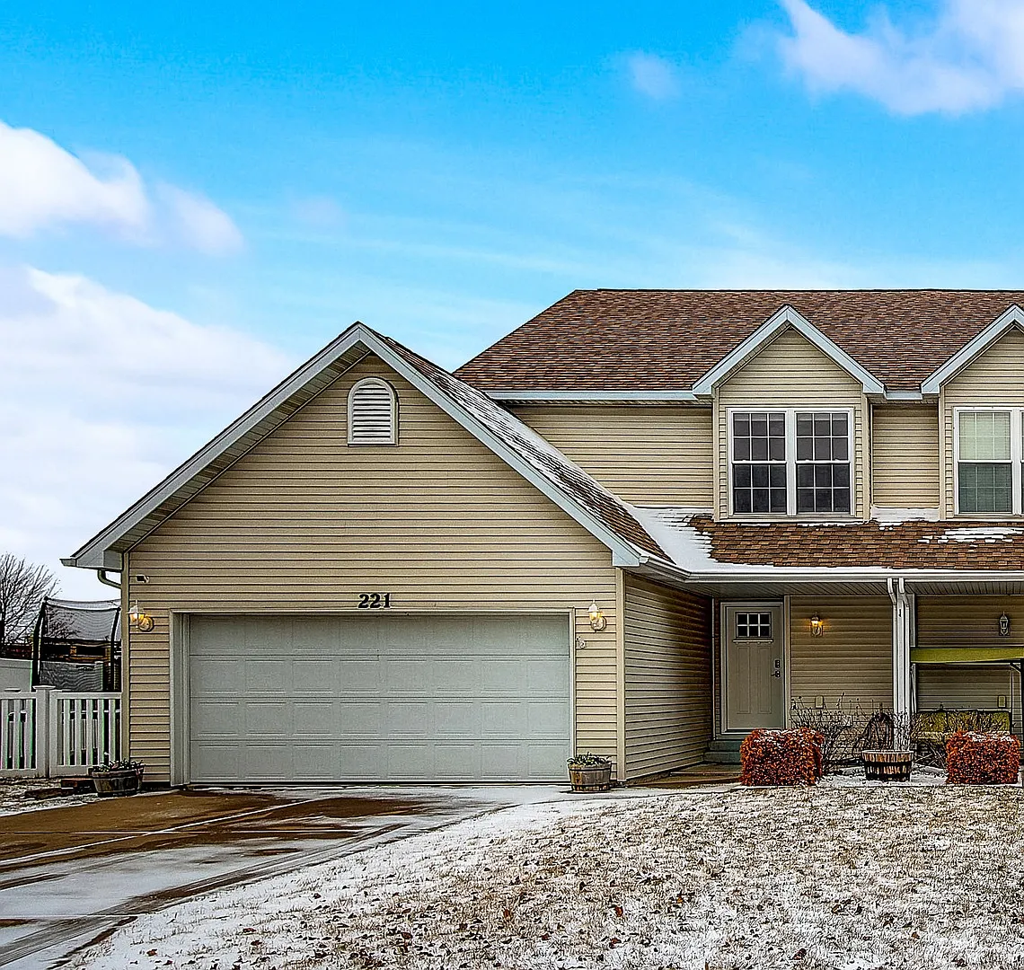 221 Huntington Ct photo 1
