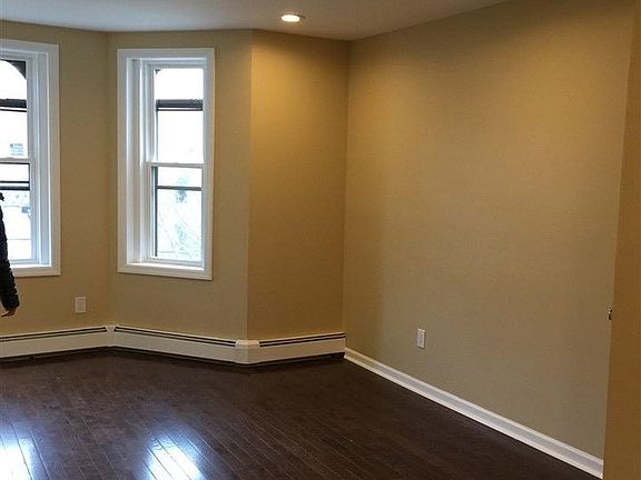 2nd image of 3027 Kennedy Blvd #35