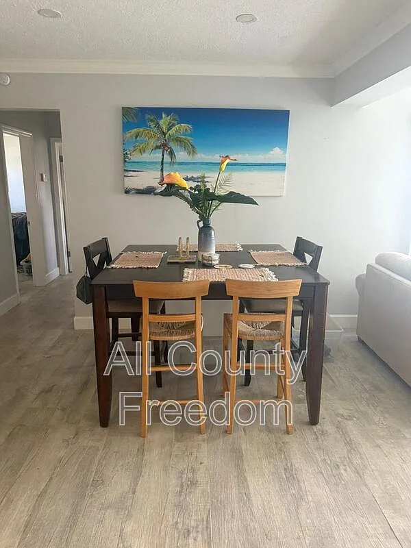 3 bed, 2.0 bath, 1430 sqft, $3,000 — Photo 4