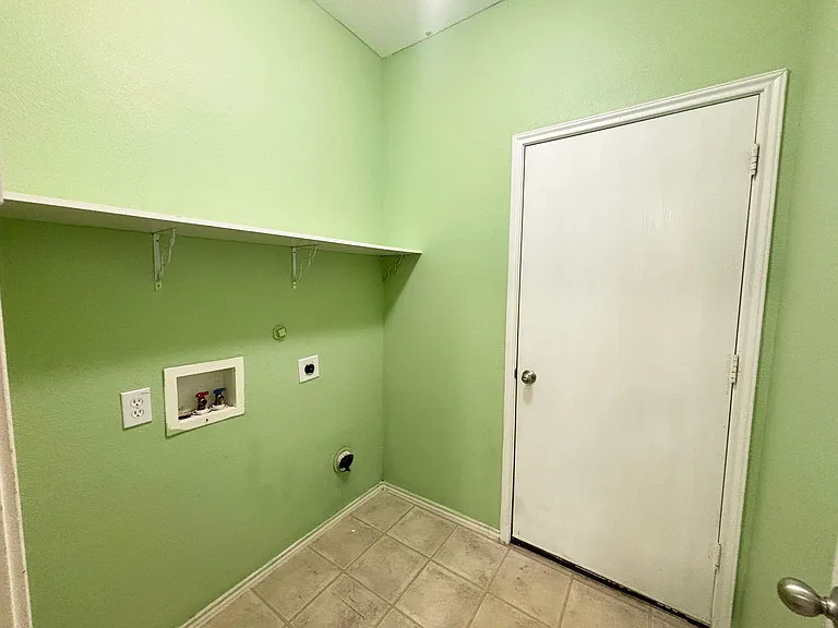 209 Moonlight Dr — Photo 5