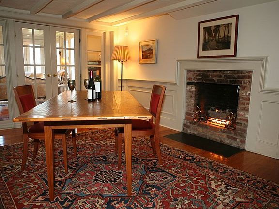 dining room w/fireplace dates to 1780's