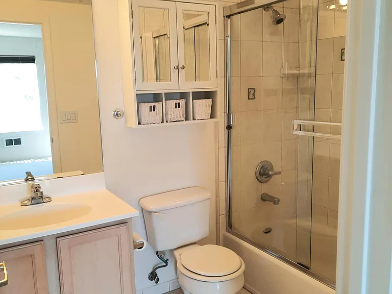 Bathroom 1 (in 1st suite)