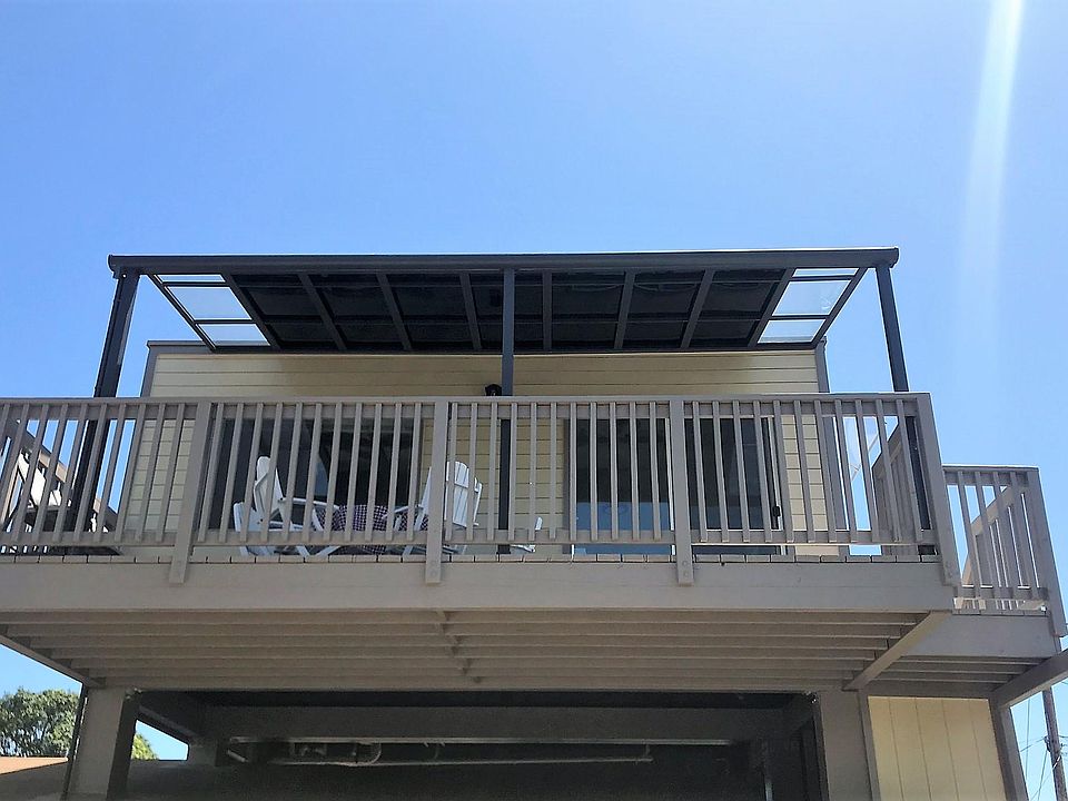 Covered balcony 160 sq. ft. Enjoy the cool trade winds!