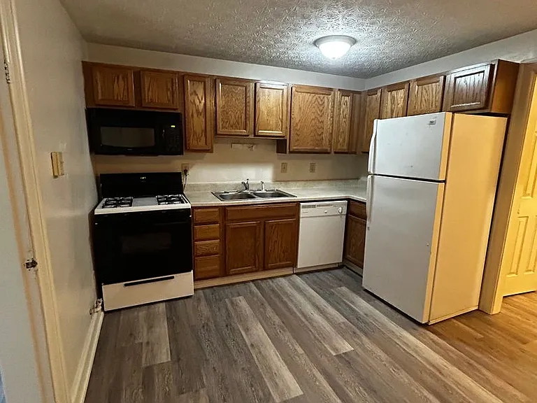 2206 Summit St — Photo 5