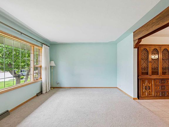 5th image of 47 Montrose Cres NE
