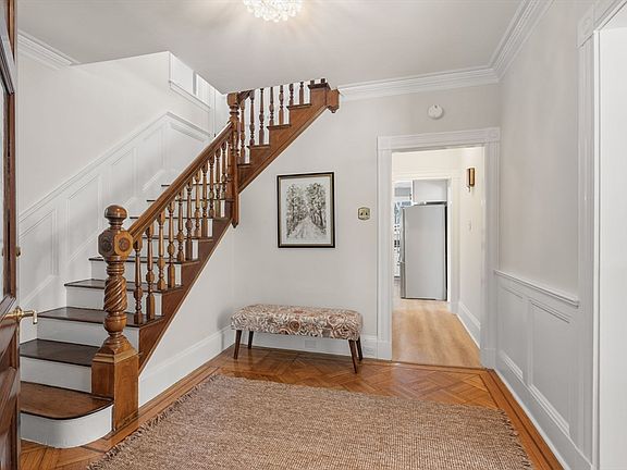 3rd image of 555 Washington St