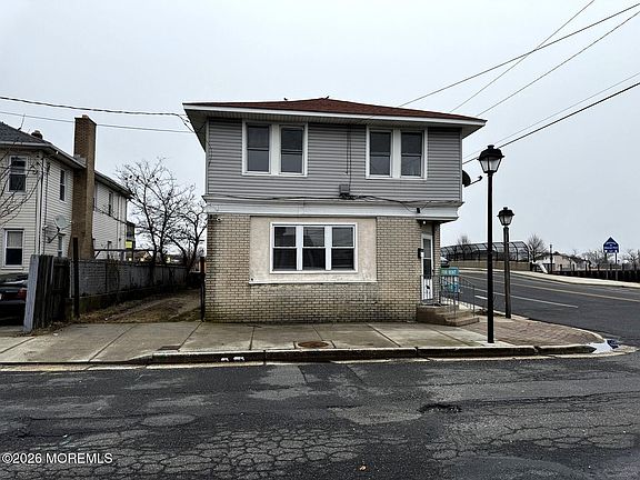 2nd image of 1830 E Riverside Drive
