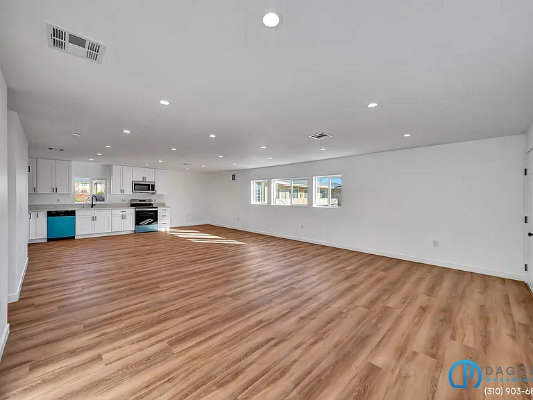 11845 Hamlin St #1/2 — Photo 12