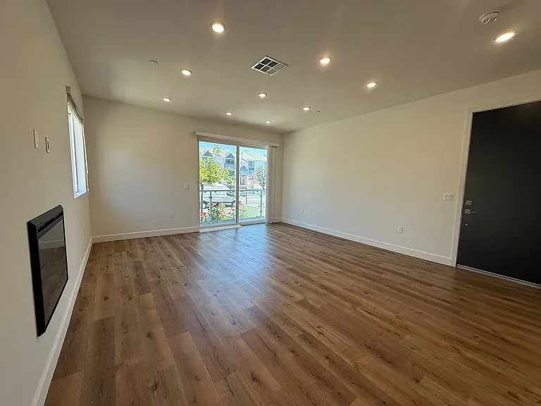 14550 Burbank Blvd #103 — Photo 3