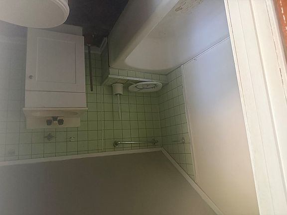4th image of 817 Howard St