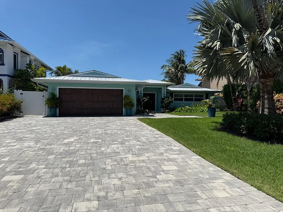 24 Pelican St W