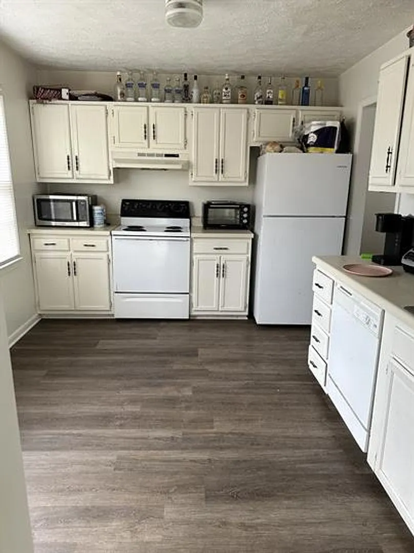 Spacious Townhome Near Campus — Photo 2