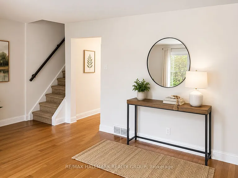 1374 Perez Cres — Photo 3