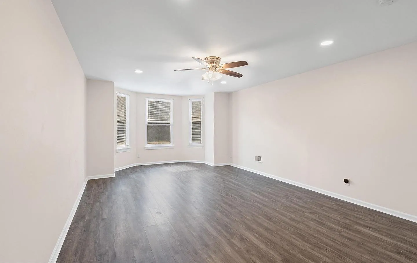 1 bed, 900 sqft, $1,600 — Photo 1