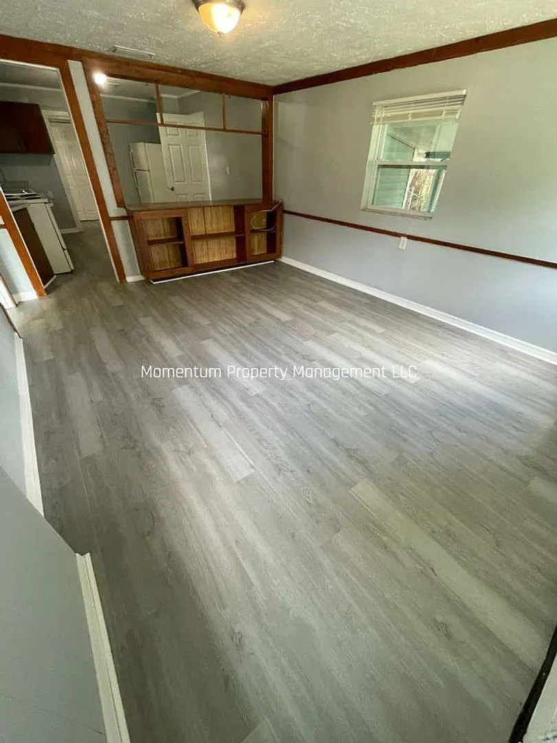 Freshly Renovated 3/2 - Ready for Immediate Move-In — Photo 4