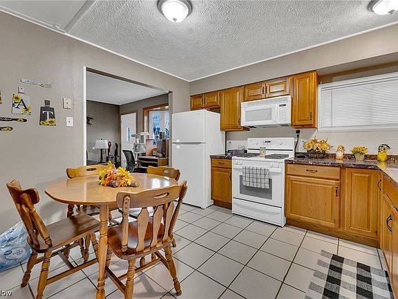5th image of 165 Westminster Ave