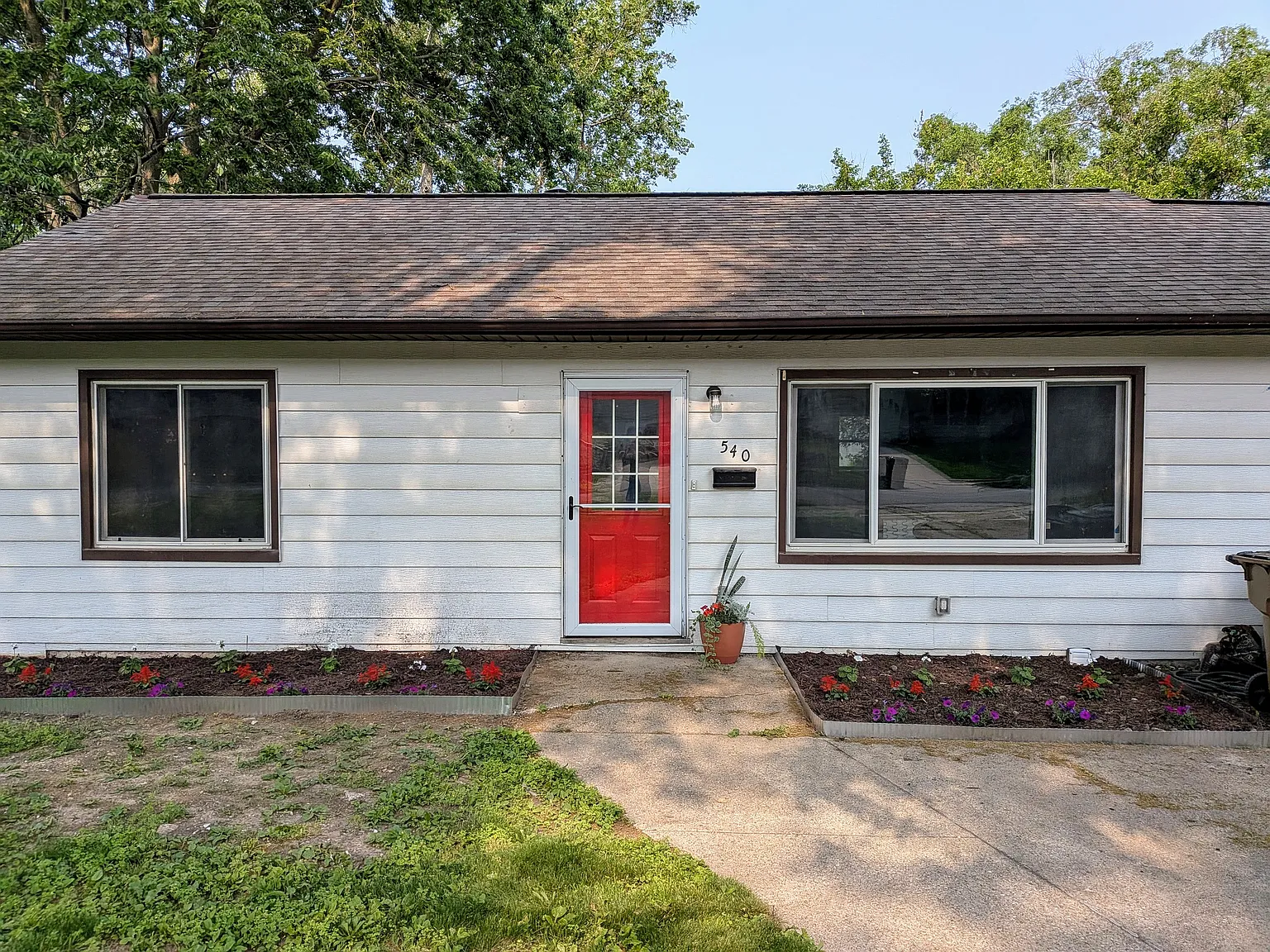 3 bed, 1212 sqft, $1,550 — Photo 2