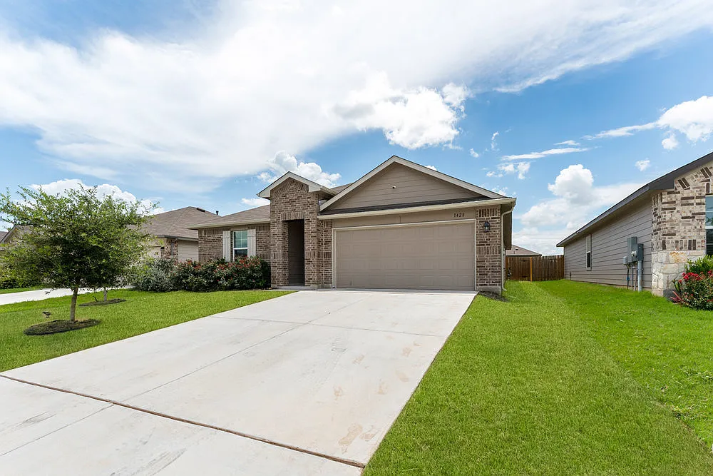 Spacious 4-Bed Home with Fenced Yard and Island Kitchen in Seguin 1428 Redwood Crk — Photo 2