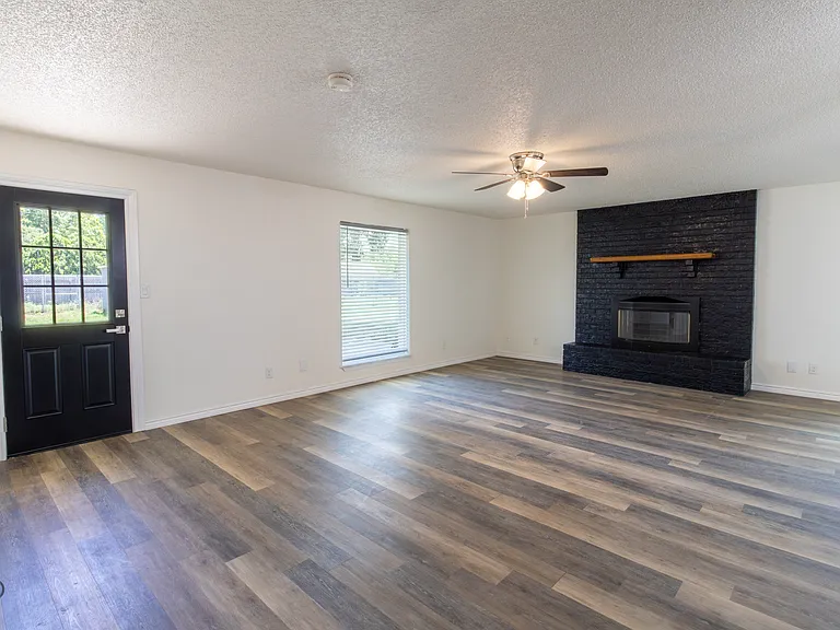 1214 Sycamore Dr — Photo 2