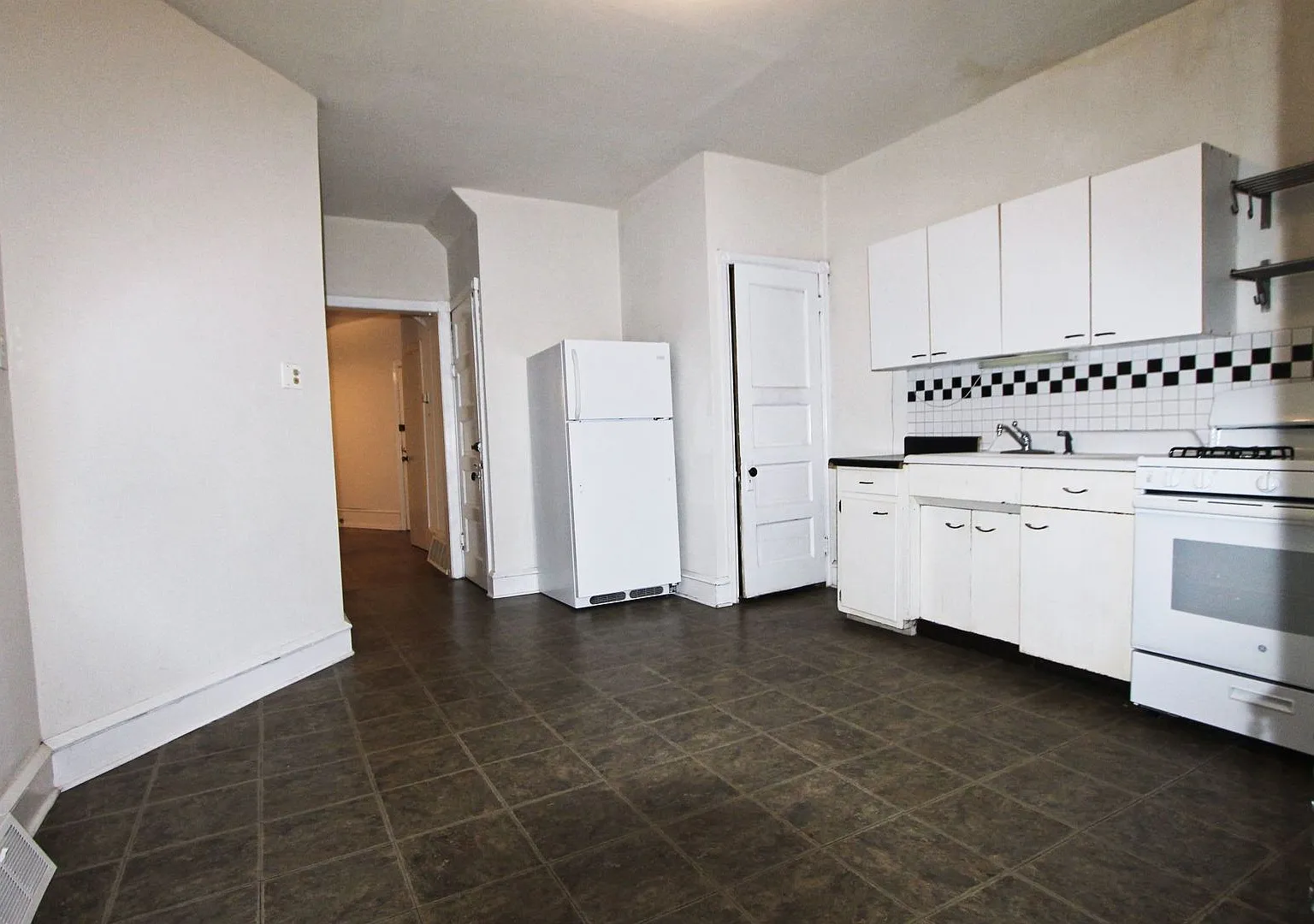 6335 Greene — Photo 2