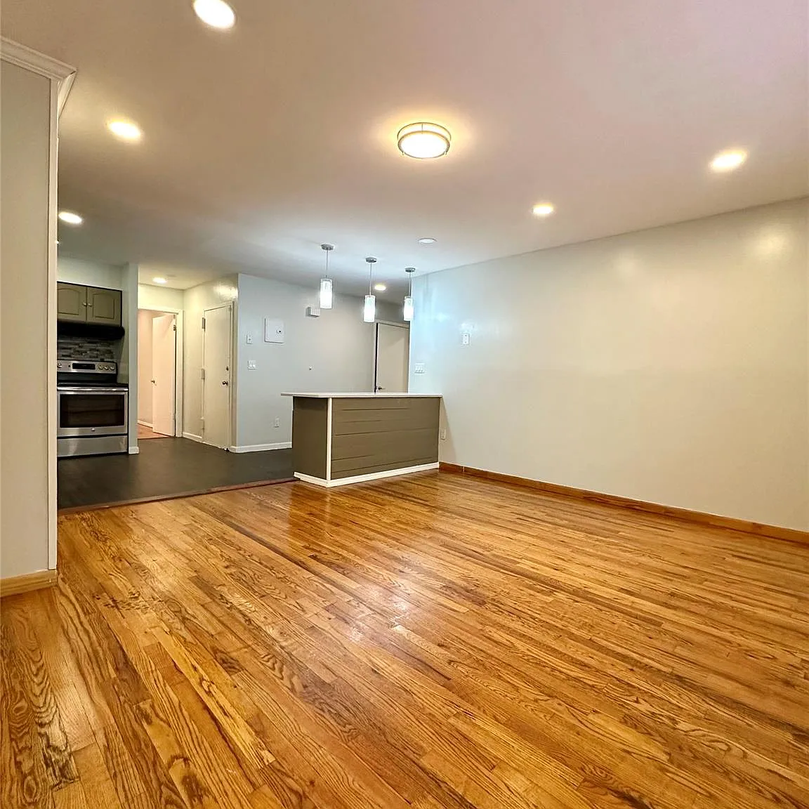 2 bed, 1.0 bath, 900 sqft, $2,300 — Photo 3