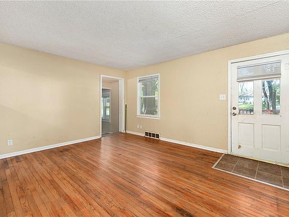 2nd image of 106 Elmwood Dr