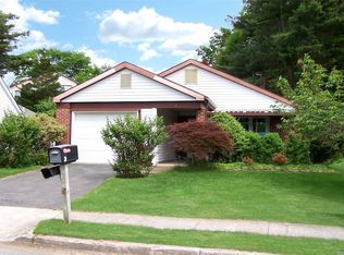 9 Kingston Dr, Ridge, NY 11961