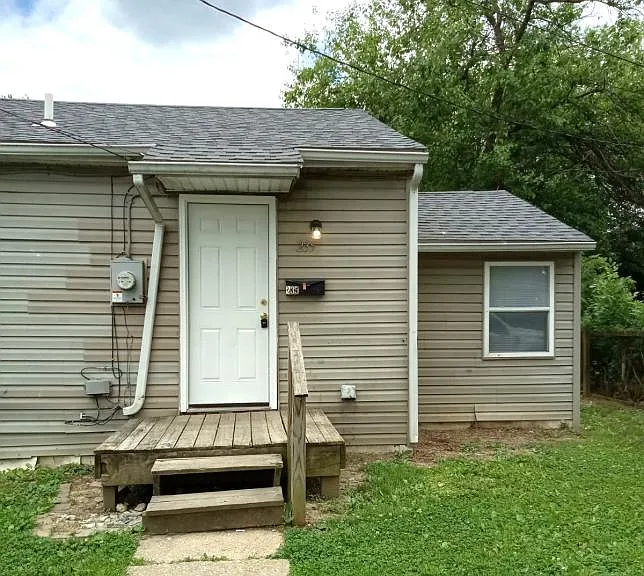 235 Hollingsworth Mnr — Photo 1