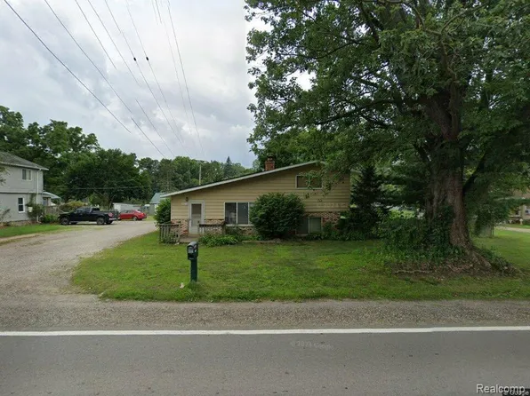 9877 Elizabeth Lake Rd, White Lake, MI 48386