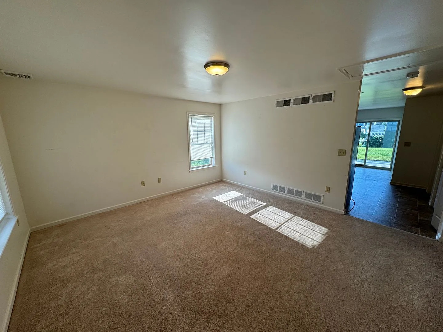 Semi Detached Townhome in New Freedom — Photo 2