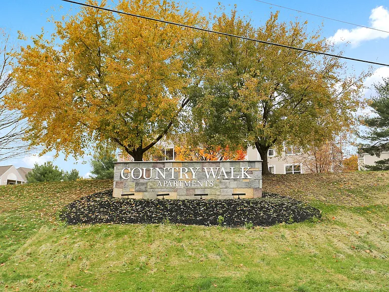 Country Walk Apartments — Photo 15