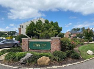 348 Dawson Ln, Jericho, NY