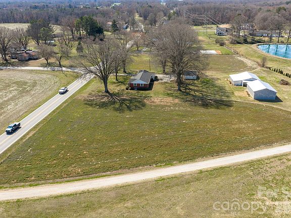 3rd image of 5803 Morgan Mill Rd