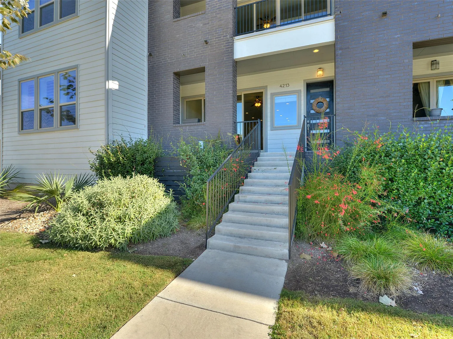 3 bed, 2.5 bath, 2418 sqft, $4,395 — Photo 3