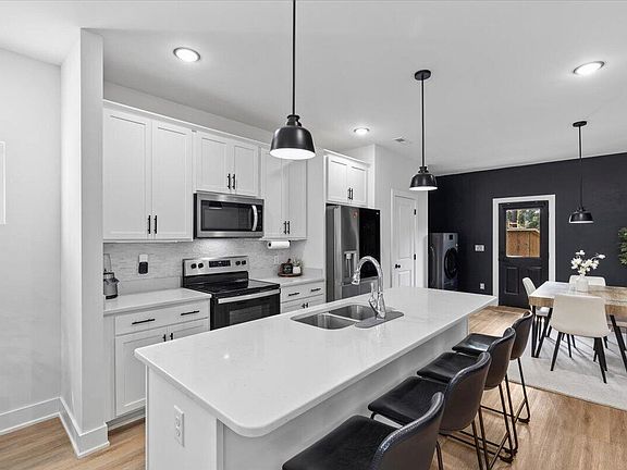 5th image of 206 S Darden St