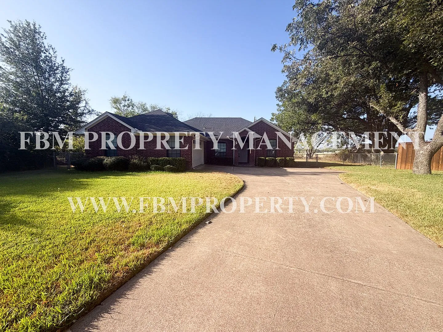163 Highland Drive - Cozy 3 Bedroom, 2 Bathroom + Office in Ennis, TX! — Photo 3