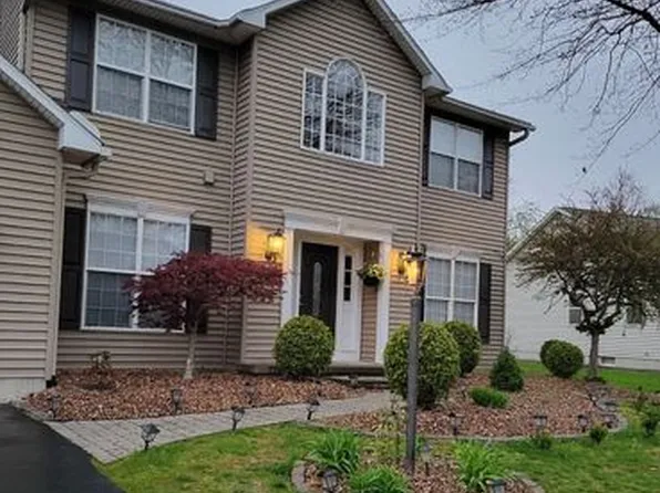 7224 Moss Creek Cir, Liverpool, NY 13090