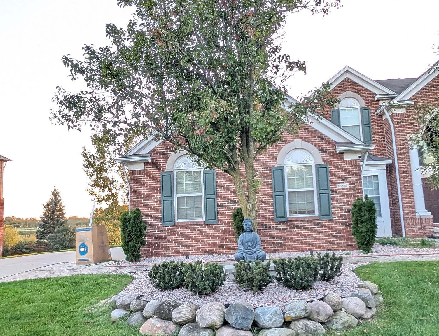 5 bed, 5.0 bath, 4857 sqft, $4,800 — Photo 2