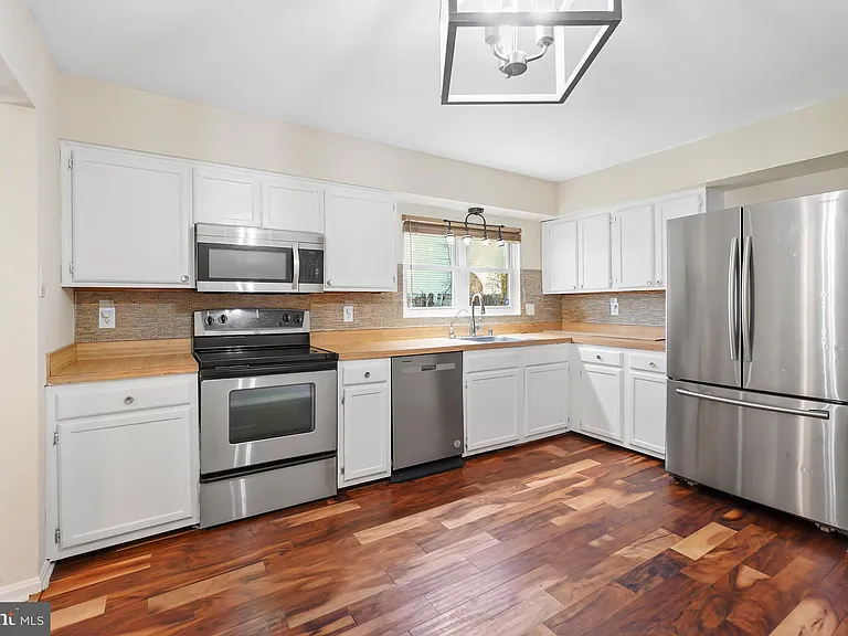 15957 Alameda Dr — Photo 10
