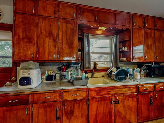 3rd image of 604 E Racine STREET