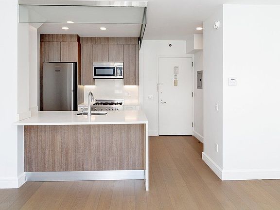 3rd image of 311 W 50th St APT 3P