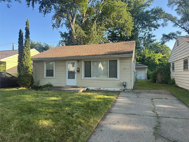 1561 E Meyers Ave — Photo 1