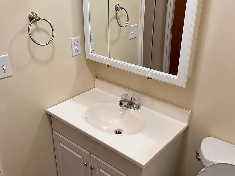 100 Lisa Dr #11 — Photo 4