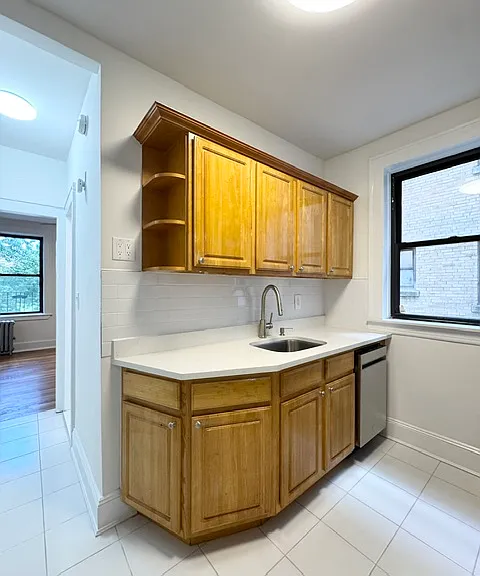 21-14 Crescent St #8 — Photo 2