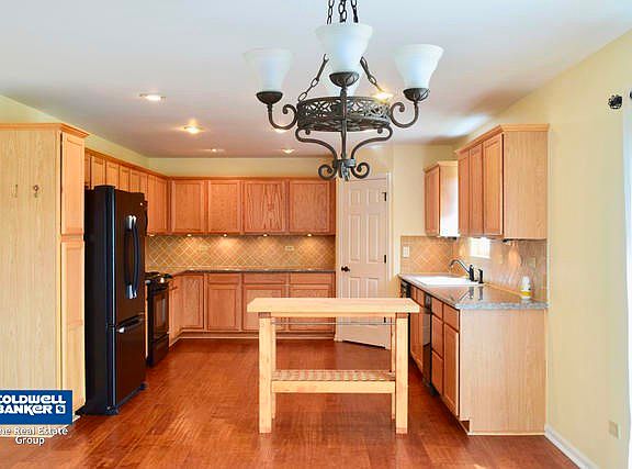 4th image of 634 Oakwood St