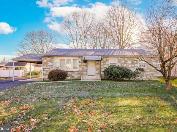 825 Valley Rd, Warminster, PA 18974