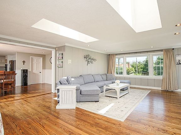 4th image of 25 Eastwood Dr